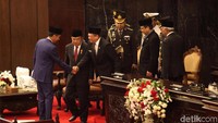 Rinciannya adalah pendapatan dari pajak sebesar Rp 1.781 triliun, kemudian Pendapatan Negara Bukan Pajak (PNBP) Rp 361 triliun, dan hibah Rp 400 miliar.