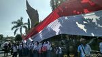 Keren! Warga Jahit Bendera Merah-Putih Sepanjang 3,3 KM
