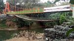 Foto: Saat Warga Menjajal Pengganti Jembatan Indiana Jones