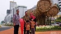 Gubernur DKI Jakarta Anies Baswedan mengatakan pemasangan instalasi bambu merupakan ciri khas Indonesia. detikcom/Tya Aknes