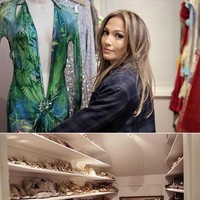 Jennifer Lopez punya ruangan sendiri khusus untuk menyimpan semua koleksi sepatunya. Ia bahkan memiliki beberapa manekin untuk menjaga gaun-gaun kesayangannya tetap cantik. Salah satunya gaun Versace berbelahan dada rendah yang ikonik. Foto: Instagram/People