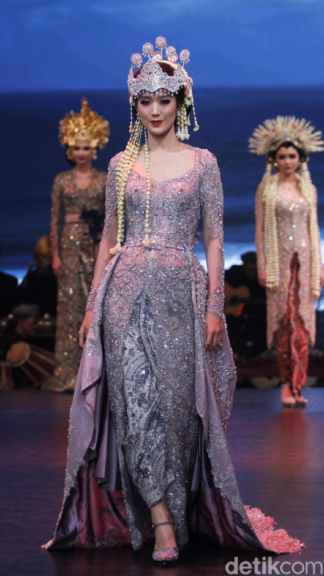 Fashion show koleksi  terbaru dari Vera Anggraini atau lebih dikenal dengan nama Vera Kebaya yang mengusung tema Merajut nusantara berlangsung di Ballroom Raffles Hotel, Jakarta, Rabu [15/8/2018]. Foto: Mohammad Abduh/Wolipop