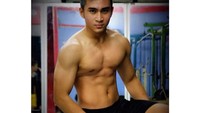 Alhasil badannya pun kekar. Maklum, dulunya kontestan kebugaran pria sih. Nih fotonya waktu sempat jadi finalis kontes tersebut saat berusia 18 tahun. (Foto: Instagram/lutfiagizal)