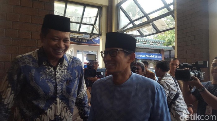 Berkemeja Biru, Sandiaga Sambangi Kantor PBNU