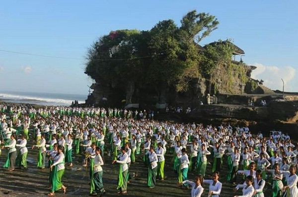 Tanah Lot dikenal sebagai tempat ibadah umat Hindu yang terletak di atas sebuah batu karang besar. Keindahan yang bisa dilihat dari pulau karang ini selalu jadi incaran tiap wisatawan. Isimewa/dok. Pemkab Tabanan Tanah Lot dikenal sebagai tempat ibadah umat Hindu yang terletak di atas sebuah batu karang besar. Keindahan yang bisa dilihat dari pulau karang ini selalu jadi incaran tiap wisatawan. Isimewa/dok. Pemkab Tabanan