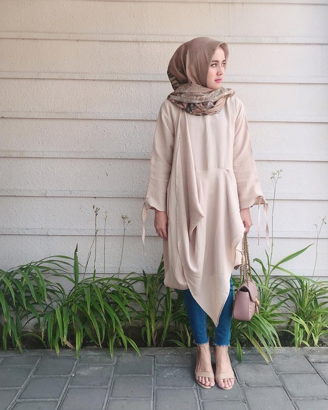 Tak hanya cantik, Analisa Widyaningrum punya perhatian yang besar terhadap perkembangan mental masyarakat Indonesia. Ia pun mendirikan Personality Developement Center. Foto: Instagram/analisawidyaningrum