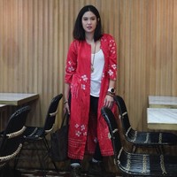 Dian Sastrowardoyo memasukkan unsur budaya Indonesia lewat pilihan outerwear batik dari label Sejauh. Dian memadukannya dengan kasual bersama T-shirt putih, juga skinny jeans. Foto: Dok. Instagram