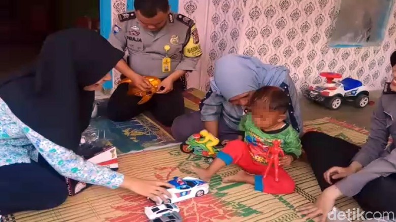 Balita Perokok di Sukabumi Semringah Dikasih Mobil Mainan Balita Perokok di Sukabumi Semringah Dikasih Mobil Mainan