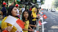 Anak-anak itu pun juga menyanyikan berbagai lagu nasional dan lagu tema Asian Games 2018 untuk menyambut pawai obor Asian Games.