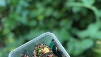 Kreasi kimbap milik akun @liang_stephanie ini terbilang unik. Ia membuatnya dengan nasi merah dan bahan-bahan lain yang mudah ditemui di warung. Namun ia tetap memadukannya dengan saus joseon ganjang kemasan. Foto: Istimewa