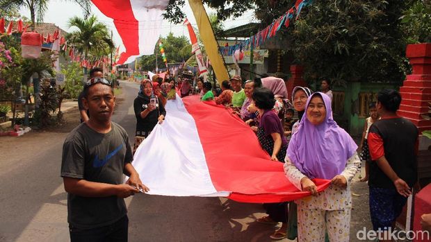 Wah, Bendera Merah Putih 350 Meter 'Rindangi' Jalan Desa di Sidoarjo