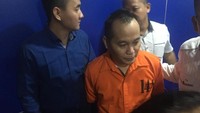 Foto: Bos Sekte Penghapus Utang, Sino, memalsukan sertifikat Bank Indonesia untuk mencari pengikut yang punya utang di bank. Para pengikut sekte diiming-imingi tidak perlu membayar utang di bank. Fotografer: Ibnu Hariyanto/detikcom