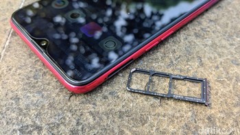 F9 memiliki slot dual SIM Card dan microSD. (Foto: detikINET/Adi Fida Rahman)