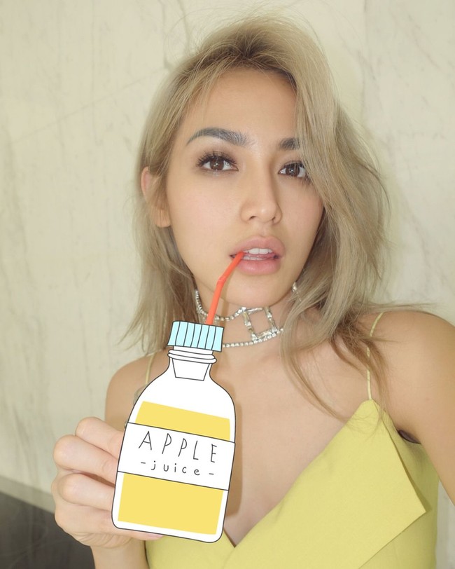 Tak hanya rambut yang dibiarkannya begitu saja, soal makeup Jedar pun memiliki tampil natural. Seperti difoto ini, Jedar tampak tidak menggunakan banyak makeup. Ia hanya meningkatkan kecantikannya dengan alis yang sudah disulam dan extension bulu mata.  Foto: Instagram (Inijedar)