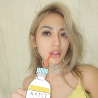 Tak hanya rambut yang dibiarkannya begitu saja, soal makeup Jedar pun memiliki tampil natural. Seperti difoto ini, Jedar tampak tidak menggunakan banyak makeup. Ia hanya meningkatkan kecantikannya dengan alis yang sudah disulam dan extension bulu mata.  Foto: Instagram (Inijedar)