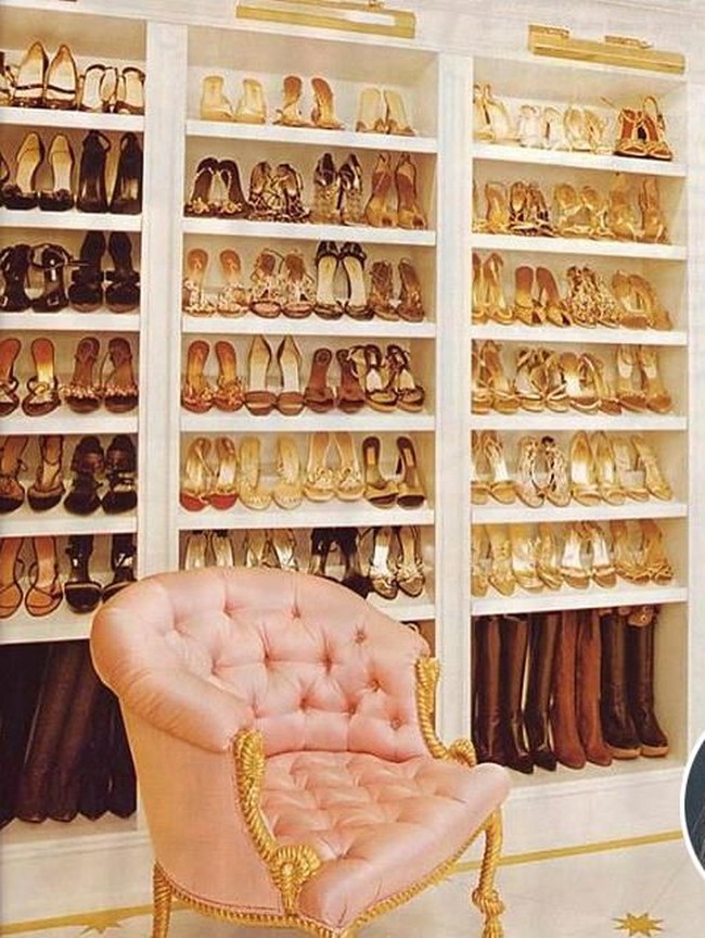 Diva Mariah Carey pun memiliki ruangan khusus untuk menyimpan koleksi sepatunya. Lihat saja, rak-rak ini dipenuhi sepatu bernuansa emas, dan di bawahnya terdapat koleksi boots. Seperti memasuki sebuah butik sepatu mewah. Foto: Instagram