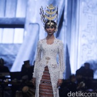 Fashion show koleksi  terbaru dari Vera Anggraini atau lebih dikenal dengan nama Vera Kebaya yang mengusung tema Merajut nusantara berlangsung di Ballroom Raffles Hotel, Jakarta, Rabu [15/8/2018]. Foto: Mohammad Abduh/Wolipop