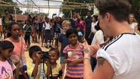 Foto: Lewat Yayasan Sumba Foundation, keluarga Beckham tampak menyambangi sebuah sekolah di Sumba. Brooklyn tampak akrab dengan bocah cilik yang memotret pakai kameranya. (Instagram/@victoriabeckham)