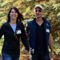 Hanya dalam waktu tiga bulan setelah makan siang pertama mereka, Jeff Bezos melamar MacKenzie dan mereka bertunangan. Dan tiga bulan setelahnya mereka menikah. Keduanya naik pelaminan pada 2013. Dari pernikahan tersebut mereka memiliki empat anak. (Foto: Dok. Getty Images, Vogue)