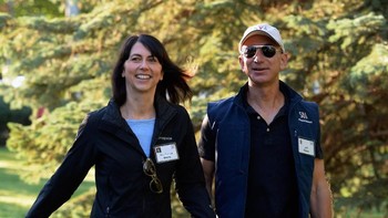 MacKenzie hartanya menjadi USD 48,6 miliar setelah ada penambahan USD 12,6 miliar. Dari perceraiannya dengan Jeff Bezos, MacKenzie mendapat bagian harta sangat besar berupa saham Amazon. Foto: Dok. Getty Images, Vogue