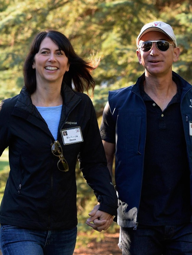 Hanya dalam waktu tiga bulan setelah makan siang pertama mereka, Jeff Bezos melamar MacKenzie dan mereka bertunangan. Dan tiga bulan setelahnya mereka menikah. Keduanya naik pelaminan pada 2013. Dari pernikahan tersebut mereka memiliki empat anak. (Foto: Dok. Getty Images, Vogue)