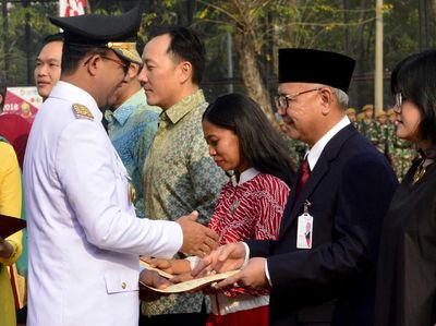 Anies Beri Penghargaan untuk Bank DKI