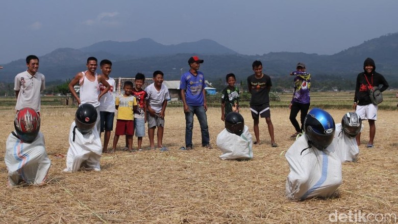 Tawa Canda Warga Paseh Bandung Gelar Lomba di Sawah Kering Tawa Canda Warga Paseh Bandung Gelar Lomba di Sawah Kering