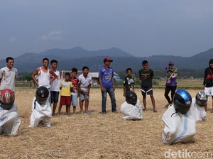 Tawa Canda Warga Paseh Bandung Gelar Lomba di Sawah Kering