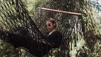 Foto: Selain ke pantai, saat liburan ke Bali Mae juga terlihat santai di atas hammock sambil membaca buku. Adventure awaits! begitu kata Mae. (Instagram/@marxmae)
