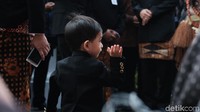 Seusai meladeni wawancara, Jokowi dan Jan Ethes memasuki Istana Merdeka. Jan Ethes sempat melambaikan tangan ke hadapan wartawan.