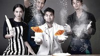 Bersama tiga rekannya, Aero berpose untuk iklan sebuah toko kue di Bali. Kalau Aero ikut melayani juga pasti croissantnya laris manis ya? Foto: instagram @aeroaswar