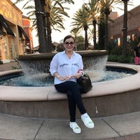 Bergaya casual saat liburan ke luar negeri, bupati lulusan West London College jurusan sistem informasi manajemen ini terlihat membawa tas Hermes Birkin berwarna hitam yang harganya lebih dari Rp 500 juta. Foto: Dok. Instagram Christiany E. Tetty Paruntu