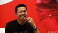 Senyum Taufik Hidayat di sela-sela jumpa pers soal peluncuran kartu multi trip bertema Asian Games.