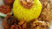 Nasi kuning gaya Medan diberi kauk ayam goreng, sambal goreng kentang telor, serundeng dan kering kentang. Foto : Instagram @nasikuningmedan