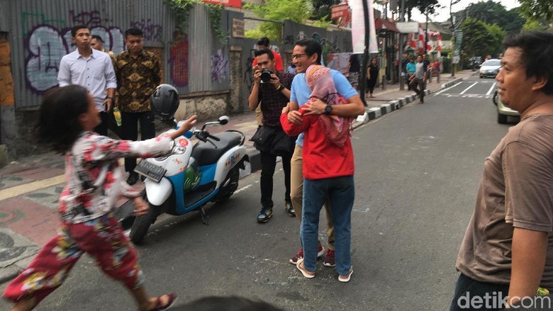 Rayakan HUT RI di Jalan Jaksa, Sandiaga Dipeluk Emak-emak Rayakan HUT RI di Jalan Jaksa, Sandiaga Dipeluk Emak-emak