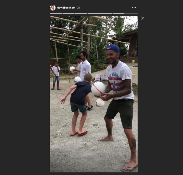 Foto: Di Instagramnya, David Beckham juga tak ingin kalah dengan istrinya. Lewat Instastory, David Beckham mengabadikan momen saat keluarganya mengajar bahasa Inggris untuk anak-anak Sumba, Dia juga sempat mengajari anak laki-laki teknik menyundul bola. (Instagram/@davidbeckham) Foto: Di Instagramnya, David Beckham juga tak ingin kalah dengan istrinya. Lewat Instastory, David Beckham mengabadikan momen saat keluarganya mengajar bahasa Inggris untuk anak-anak Sumba, Dia juga sempat mengajari anak laki-laki teknik menyundul bola. (Instagram/@davidbeckham)