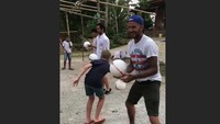 Foto: Di Instagramnya, David Beckham juga tak ingin kalah dengan istrinya. Lewat Instastory, David Beckham mengabadikan momen saat keluarganya mengajar bahasa Inggris untuk anak-anak Sumba, Dia juga sempat mengajari anak laki-laki teknik menyundul bola. (Instagram/@davidbeckham)