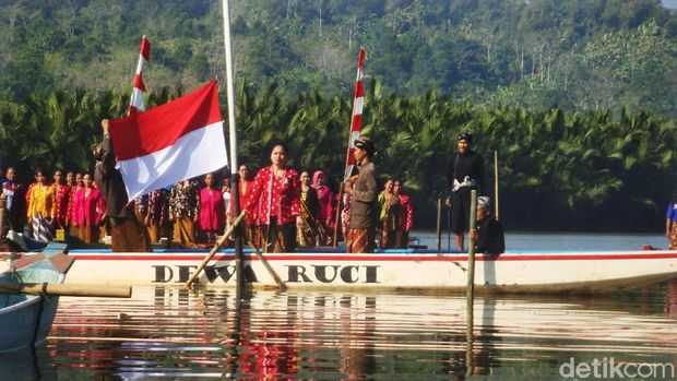 Warga Kejawen Bonokeling Upacara Kemerdekaan di Atas Perahu