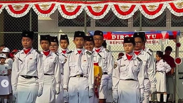 anak-anak upacara 17 agustus