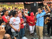 Sandiaga Lomba Balap Karung Lawan Bule di Jl Jaksa