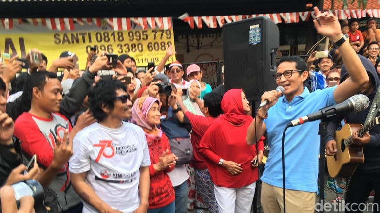 Sandiaga Makin Dekat Emak-emak Sandiaga Makin Dekat Emak-emak