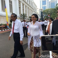 Sri Mulyani mengenakan kebaya putih berkerah Kartini terinspirasi model kebaya lawas dari tahun 1920-an. Foto: Sylke Febrina Laucereno