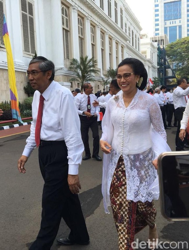 Sri Mulyani mengenakan kebaya putih berkerah Kartini terinspirasi model kebaya lawas dari tahun 1920-an. Foto: Sylke Febrina Laucereno