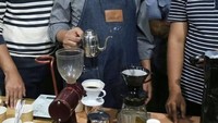 Ahmad Syaikhu juga ikut tren kekinian, beliau sempat belajar cara membuat kopi arabica java preanger yang enak. Foto: Instagram @syaikhu_ahmad_