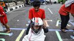 Serunya Lomba Balap Karung Pakai Helm