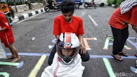 Mereka juga harus memakai helm.