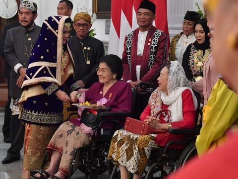  Jokowi menggelar acara potong tumpeng syukuran hari ulang tahun (HUT) ke-73 RI di Istana Merdeka, Jakarta.