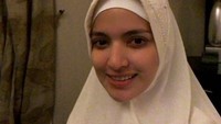 Nia Ramadhani tampil cantik mengenakan hijab. Foto: (Ardie Bakrie/Instagram)
