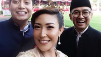 Sementara Ayu Dewi, memilih kebaya berwarna putih. Foto: (dok. Instagram)
