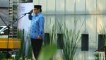 Macam Gaya Menteri Ekonomi Jokowi Rayakan HUT RI